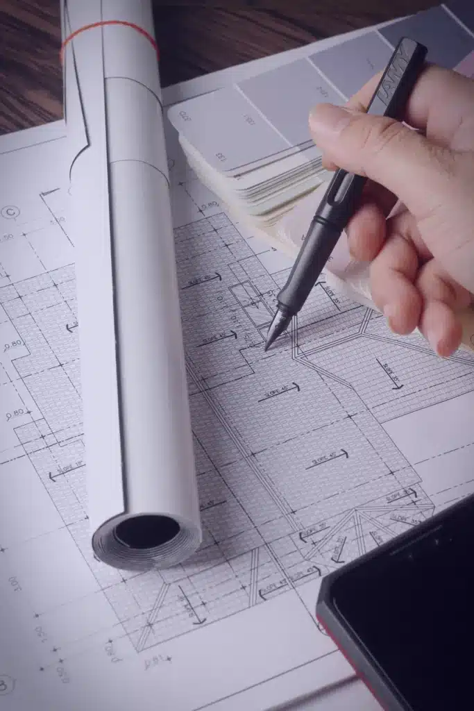 Plan technique avec un stylo, représentant la précision des travaux de conception architecturale au sein d'un cabinet d'architecte.